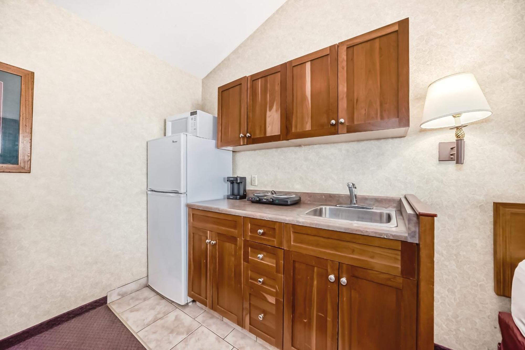 Stony Plain Inn & Suites Eksteriør billede