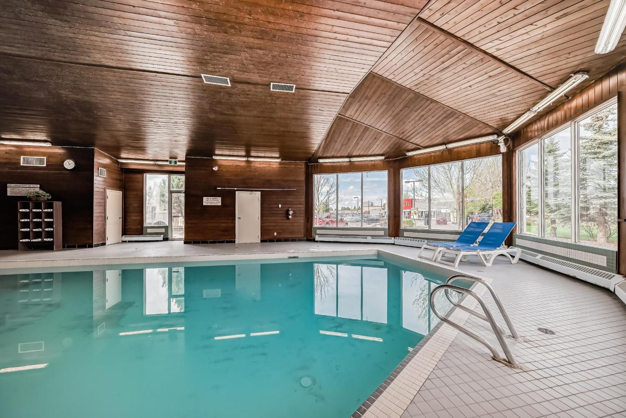 Stony Plain Inn & Suites Eksteriør billede